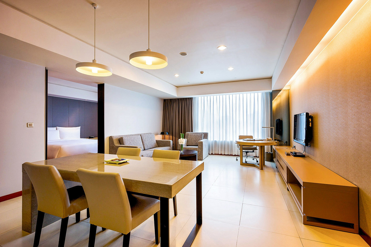 Theo đại diện Nikko Saigon, giá thuê căn hộ hiện dao động khoảng 2.800-4.200 USD/căn/tháng và tỷ lệ lấp đầy đạt 85-89%. Trong đó, căn hộ 1 phòng ngủ 82 m2 luôn được khách hàng ưu tiên lựa chọn nhất vì phù hợp ngân sách của khách doanh nhân. Các hợp đồng thuê tại đây thường kéo dài khoảng 6-12 tháng.