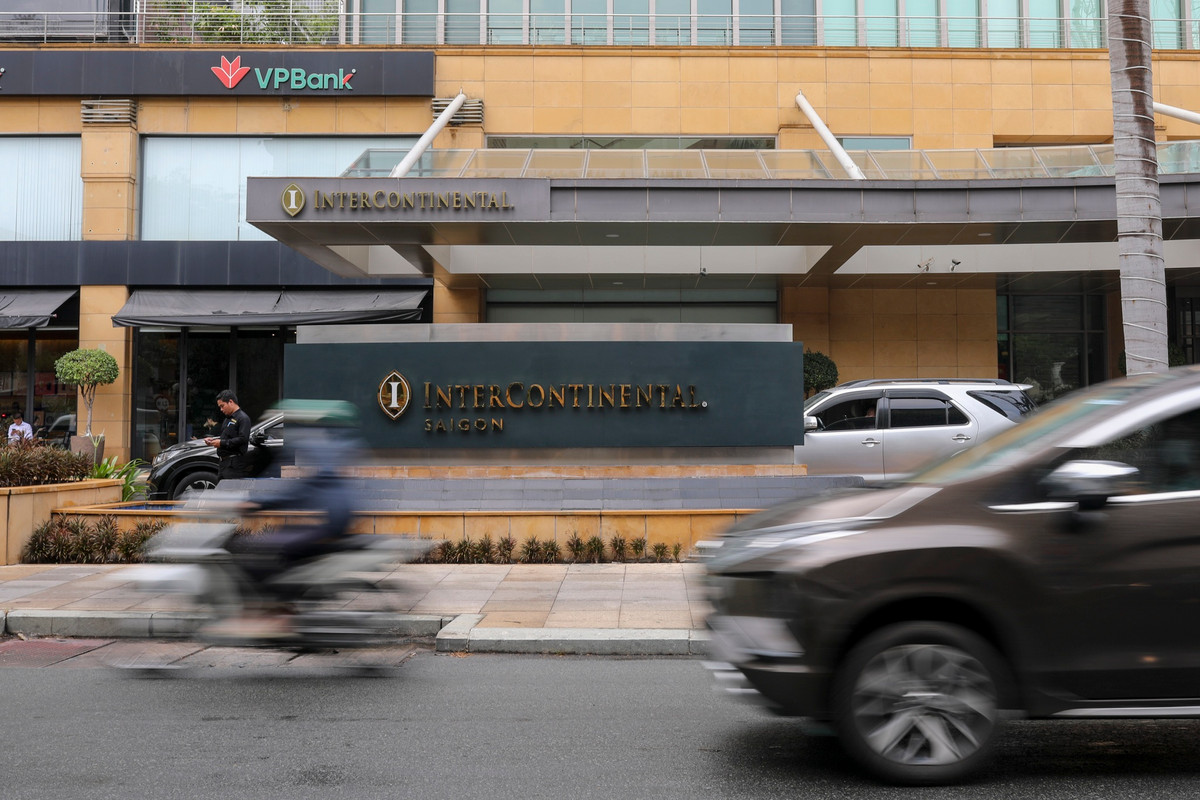 Tuy nhiên, xét toàn thị trường TP.HCM, Colliers ghi nhận căn hộ dịch vụ có giá thuê cao nhất nằm bên trong dự án InterContinental Asiana Saigon (đường Lê Duẩn, quận 1). Dự án này gồm 260 căn hộ, với giá thuê dao động khoảng 3.850-7.700 USD/tháng, tương ứng 90-180 triệu đồng/tháng.