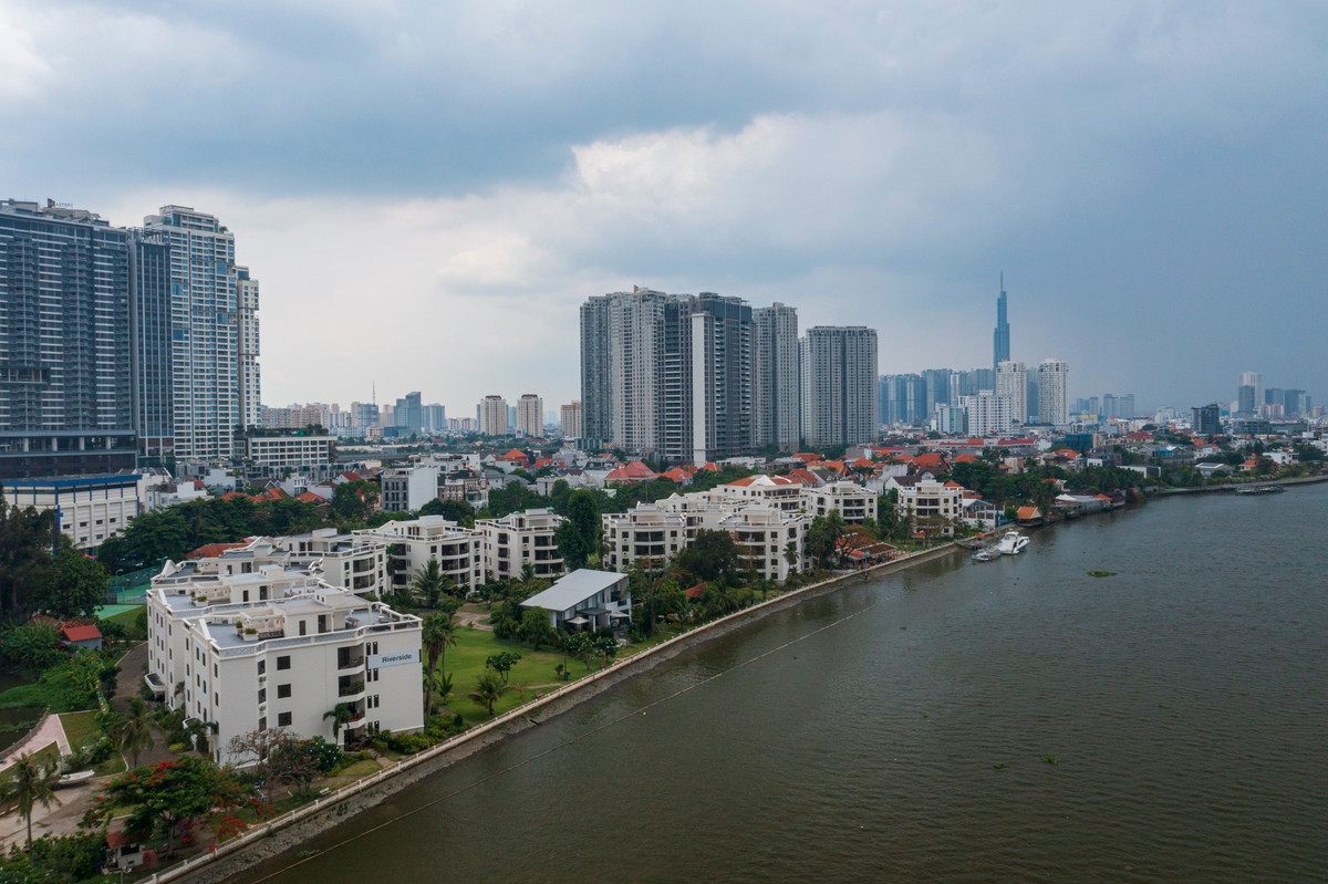 Không chỉ trong các quận trung tâm, một số dự án ở khu vực vùng ven cũng có giá thuê cao ngất ngưởng. Đơn cử như dự án Riverside Serviced Apartment (đường Võ Trường Toản, TP Thủ Đức), theo thống kê của Colliers, có mức giá trung bình dao động 2.034-5.297 USD/căn/tháng, tương đương 50-120 triệu đồng/căn/tháng.