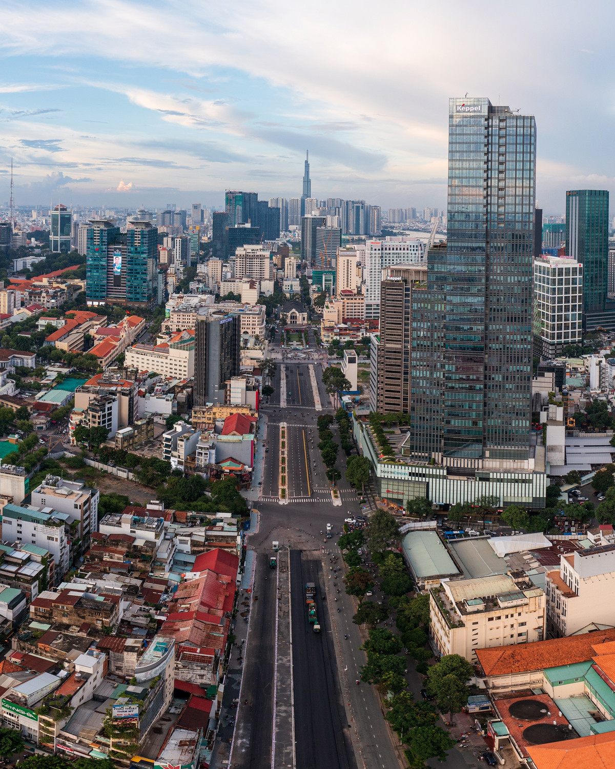 Nằm ngay trung tâm thành phố, các căn hộ dịch vụ tại Sedona Suites (quận 1, TP.HCM) có giá thuê rơi vào khoảng 3.500-6.000 USD/căn/tháng, tương đương khoảng 80-140 triệu đồng/căn/tháng. Theo thống kê toàn thị trường của Colliers, đây là một trong những dự án cao cấp nhất ở TP.HCM.