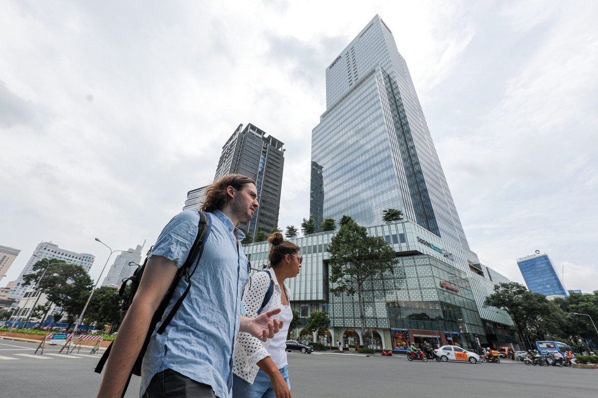 Lý giải về mức giá này, ông Albert Lafuente - Tổng quản lý tại Sedona Suites cho biết do tòa nhà nằm tại vị trí đắc địa, khách thuê có thể dễ dàng tiếp cận các cơ sở giải trí, mua sắm và ăn uống tại khu vực trung tâm TP. Đồng thời, khi thuê phòng, khách thuê cũng có thể sử dụng tất cả dịch vụ như hồ bơi, tập gym... từ tòa nhà.