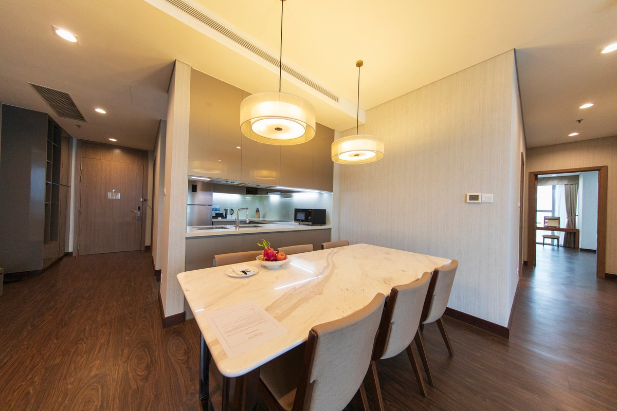 Ông Albert Lafuente cho hay lượng khách chiếm tỷ trọng lớn nhất là chuyên gia Nhật Bản với độ lưu trú dài hạn từ vài tháng đến 1-2 năm. Với những khách này, họ thường ưa chuộng căn hộ 2 phòng ngủ và 3 phòng ngủ bởi hầu hết đều đến đây cùng gia đình. Có những khách liên tục tái ký hợp đồng suốt nhiều năm qua.