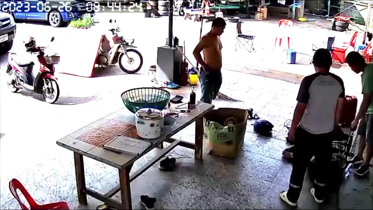 Video: Rắn khổng lồ xuất hiện khiến 3 nhân viên y tế bỏ chạy Video: Ran khong lo xuat hien khien 3 nhan vien y te bo chay