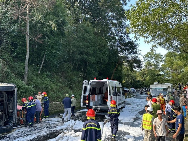 Xe bon cho dau lat tren deo Hai Van, tai xe mac ket trong cabin-Hinh-3