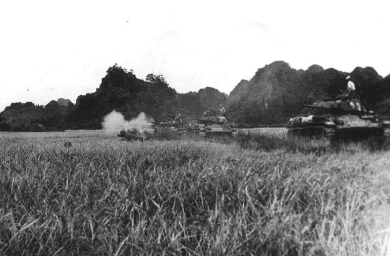 Theo các thống kê chính thức thì lực lượng Pháp tại Điện Biên Phủ ngoài pháo binh, không quân còn được bổ sung thêm một Đại đội 10 chiếc xe tăng hạng nhẹ M24 Chaffee do Mỹ sản xuất và viện trợ. Trong ảnh là xe tăng M24 Chaffee yểm trợ hỏa lực cho quân Pháp tại Điện Biên Phủ.