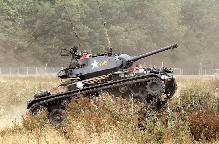 M24 Chaffee có trọng lượng khoảng 18,4 tấn, dài 5,56m, rộng 3m, cao 2,77m, kíp xe 4-5 người. Với thân xe chỉ bọc giáp dày 9,5-38mm nên M24 rất dễ bị tiêu diệt, bù lại thì nó có tính cơ động cao hơn.