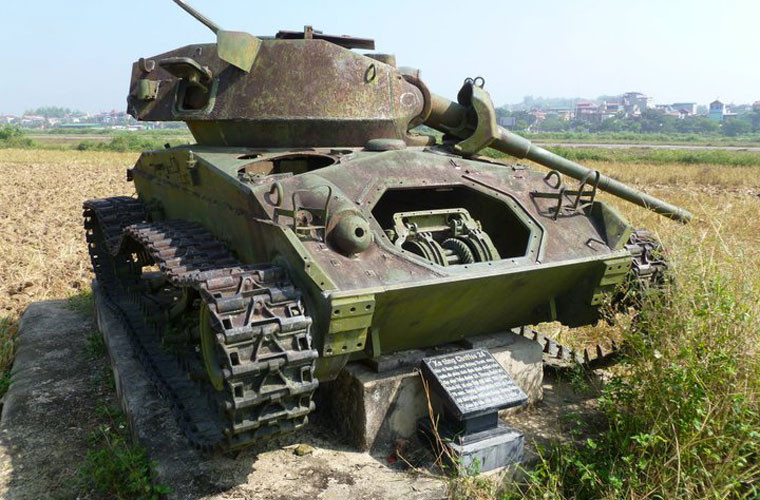 Trong ảnh là xác xe tăng M24 của Pháp bị quân ta bắn hỏng ở Điện Biên Phủ.