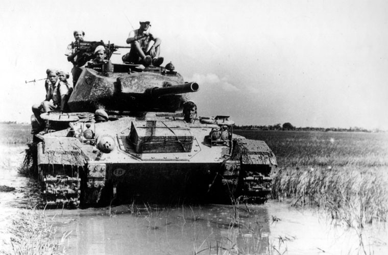 Tuy hỏa lực không quá mạnh cũng như vỏ thép mỏng nhưng ở Điện Biên Phủ, M24 vẫn được ví von là “pháo đài thép” đặc biệt nguy hiểm. Dù vậy, bằng tài trí, lòng dũng cảm, bộ đội Việt Nam vẫn phá tan nát những pháo đài này.