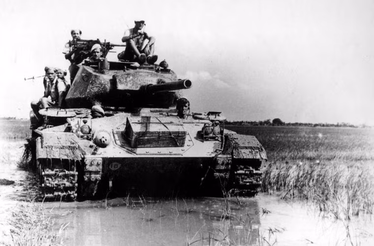 Tuy hỏa lực không quá mạnh cũng như vỏ thép mỏng nhưng ở Điện Biên Phủ, M24 vẫn được ví von là “pháo đài thép” đặc biệt nguy hiểm. Dù vậy, bằng tài trí, lòng dũng cảm, bộ đội Việt Nam vẫn phá tan nát những pháo đài này.