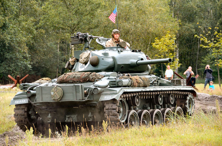 M24 được trang bị tháp pháo 75mm M6L/40 (với 48 viên đạn), 2 súng máy 7,62mm M1919A4 (với 3.750 viên đạn).