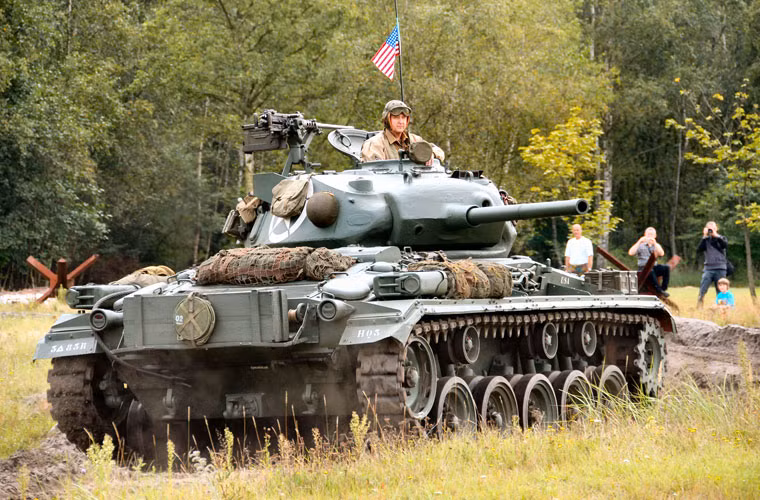 M24 được trang bị tháp pháo 75mm M6L/40 (với 48 viên đạn), 2 súng máy 7,62mm M1919A4 (với 3.750 viên đạn).