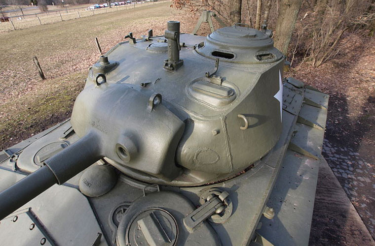 Cận cảnh tháp pháo M24 Chaffee, có giá lắp thêm một súng máy nhưng xạ thủ buộc phải ngồi bên ngoài tháp pháo phơi mình trước hỏa lực của đối phương.