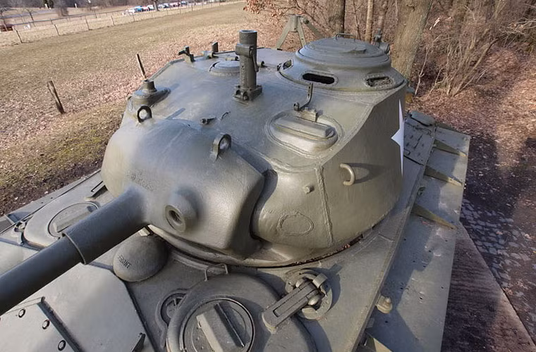 Cận cảnh tháp pháo M24 Chaffee, có giá lắp thêm một súng máy nhưng xạ thủ buộc phải ngồi bên ngoài tháp pháo phơi mình trước hỏa lực của đối phương.