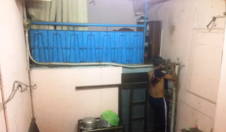 Ngay chân cầu thang, cuộc sống của một cụ ông chỉ gói gọn trên căn gác xép gần 2m2.