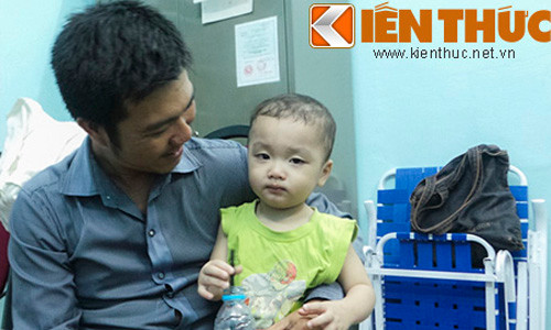 Bé Huy sắp được trở về đoàn tụ cùng gia đình sau gần nửa tháng sống trong vòng tay những người lạ.