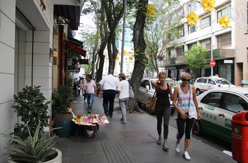 "Khu đất vàng" tại 4 trục đường Lê Lợi - Nguyễn Huệ - Đồng Khởi - Nguyễn Thiệp (quận 1, TP HCM) vừa được UBND TP HCM đề nghị xây dựng dự án Trung tâm thương mại, văn phòng, khách sạn cao cấp. Từ lâu, đây được xem là điểm kinh doanh đông đúc, là điểm tham quan, mua sắm của du khách quốc tế đến Sài Gòn.