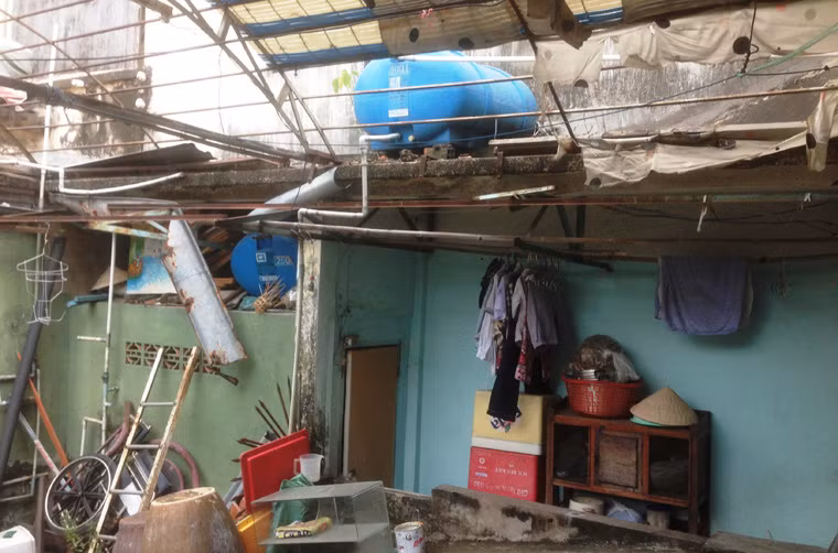 Hình ảnh nhem nhuốc của một hộ dân tầng 2 trên đường Nguyễn Huệ.