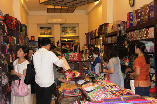 Nhiều cửa hàng buôn bán trên đường Đồng Khởi thuộc khu đất vàng nhộn nhịp khách nước ngoài đến tham quan, mua sắm.