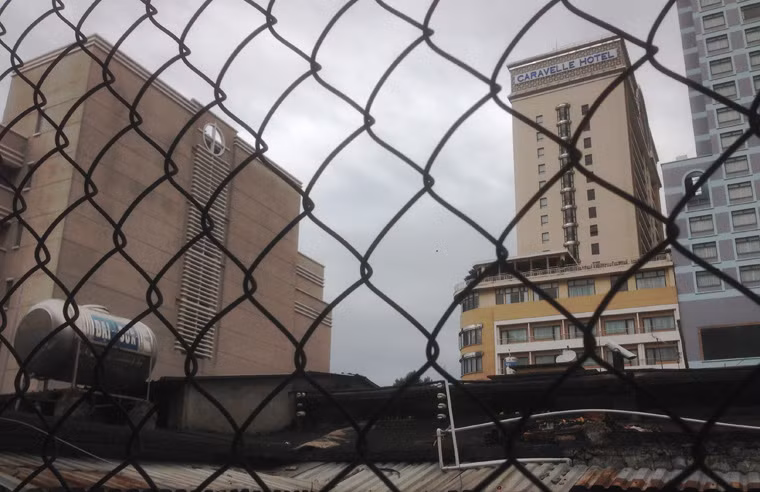 Tuy nhiên, khác với sự hào nhoáng bên ngoài thì cách đấy không xa, ngay bên trong khu đất này lại là hình ảnh hoàn toàn trái ngược...