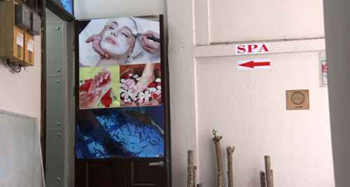 Các tầng lầu đi sâu vào trong giữa khu đất được nhiều hộ dân cho thuê để kinh doanh dịch vụ cà phê, nhà hàng, spa...với giá thuê hàng chục triệu đồng/tháng.