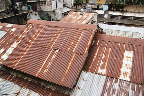 Mái tôn nhiều căn hộ đã gỉ sét, cũ kỹ.