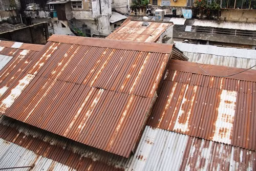 Mái tôn nhiều căn hộ đã gỉ sét, cũ kỹ.