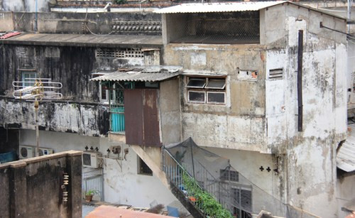 Hình ảnh tường bám đầy rêu phong, bẩn thỉu... "Trước sau gì rồi cũng phải giải tỏa, vì vậy chúng tôi ở đây ngày nào hay ngày đó chứ không sửa chữa, xây dựng gì nữa", chủ một hộ dân sống tại khu đất này cám cảnh nói.