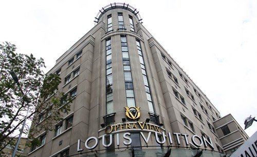 Nguyên nhân chính là các mặt tiền tại 4 trục đường này vô cùng đắc địa. Theo tiết lộ của một hộ kinh doanh tại đây thì giá thuê ở đây thấp cũng phải vài nghìn USD/tháng, còn cao thì lên đến hàng chục nghìn USD (tùy theo vị trí, diện tích khu đất). Trong ảnh là tòa cao ốc Opera View 8 tầng, có giá thuê hơn 25 USD/m2/tháng.