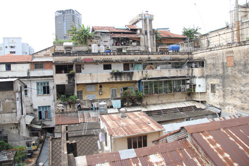 Những căn hộ lụp xụp, cũ kỹ, xuống cấp theo thời gian vẫn chưa được sửa chữa...