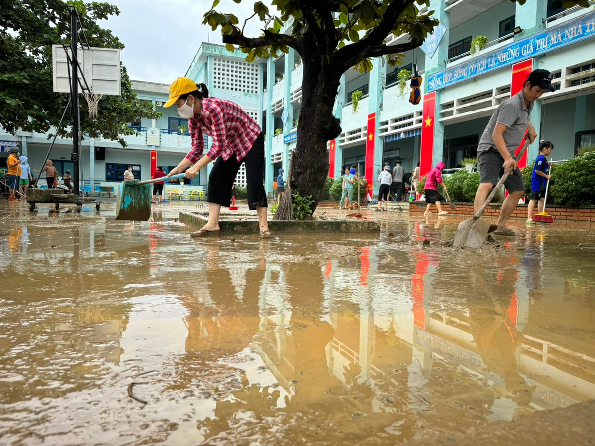 Nguoi dan vung ron lu Da Nang cap tap don bun non-Hinh-5