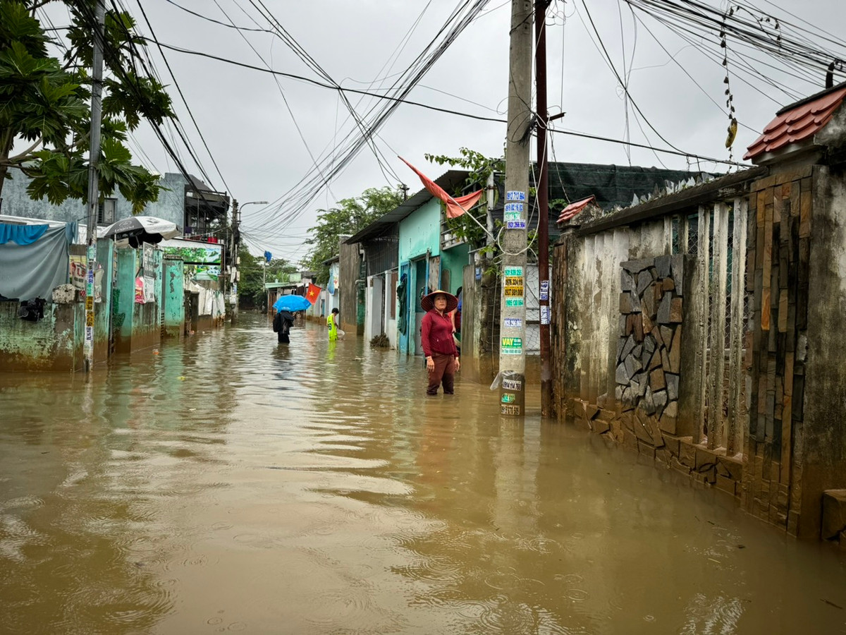 Nguoi dan vung ron lu Da Nang cap tap don bun non-Hinh-4