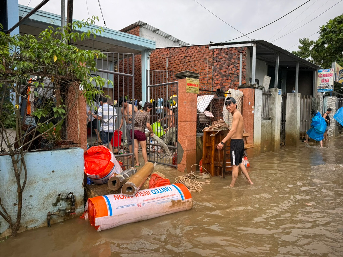 Nguoi dan vung ron lu Da Nang cap tap don bun non