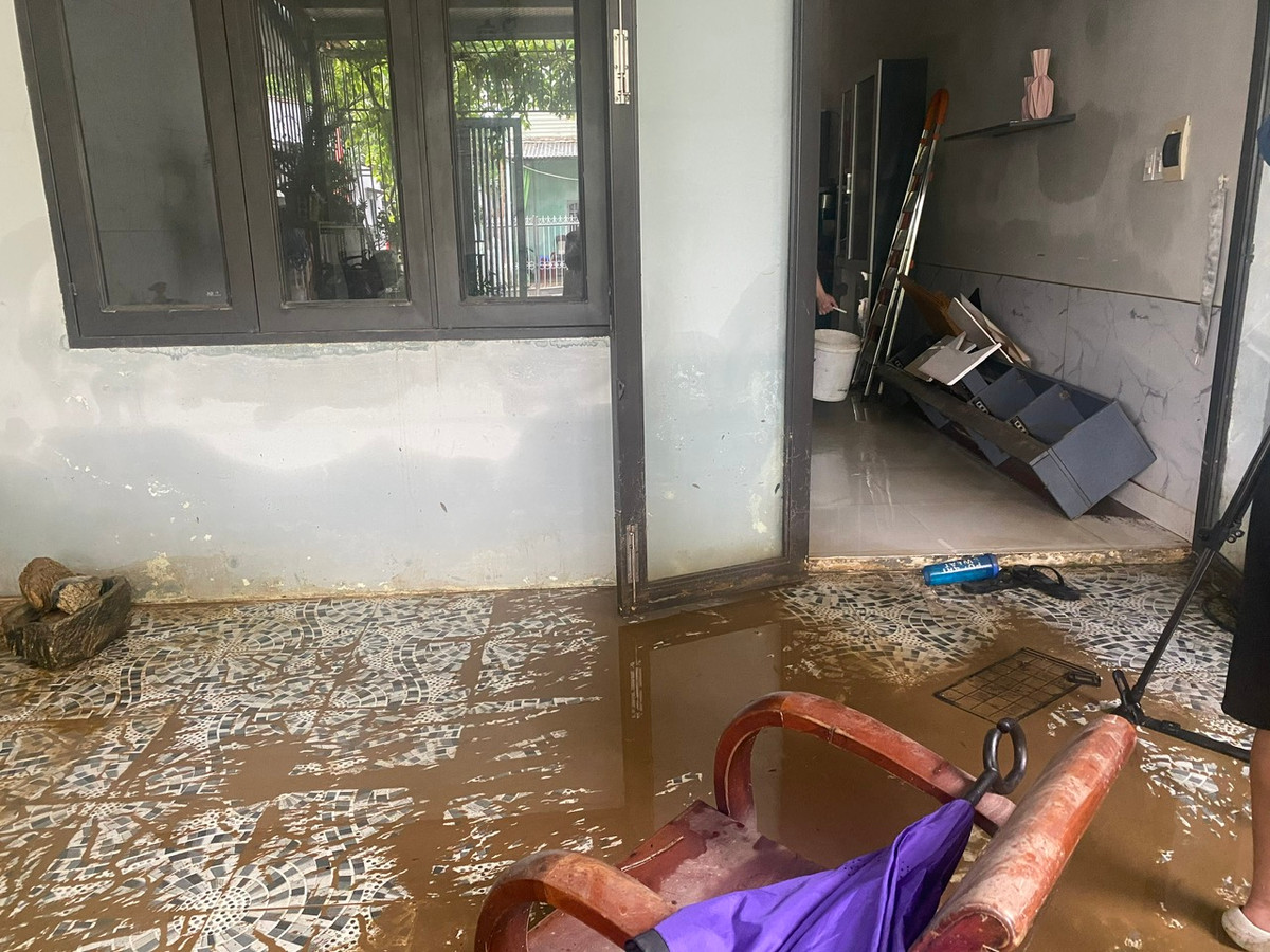 Nguoi dan vung ron lu Da Nang cap tap don bun non-Hinh-2