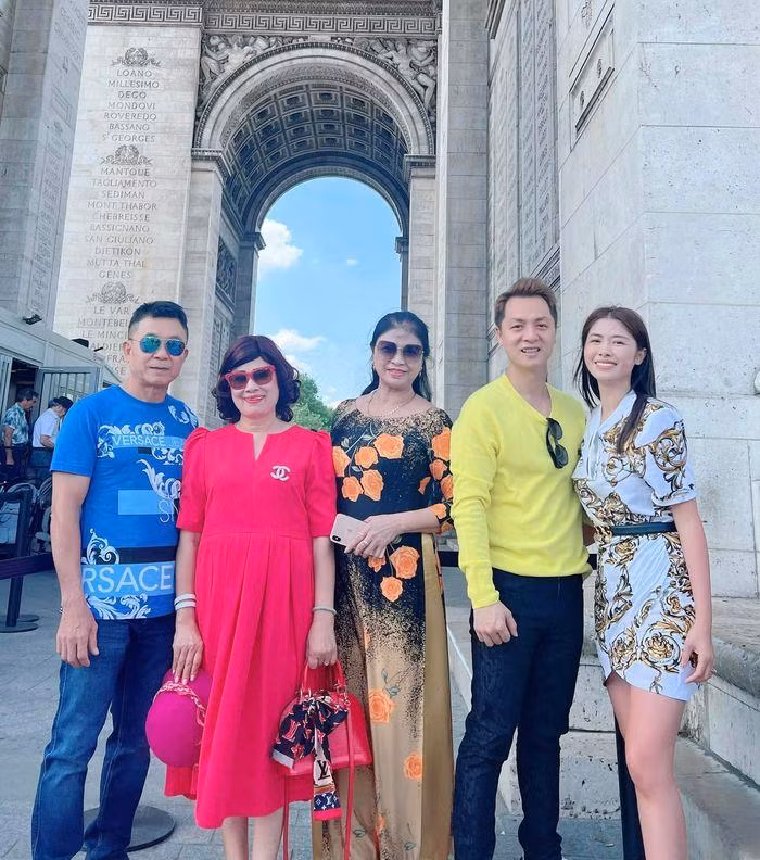 Dang Khoi chi phi '1 can chung cu' moi lan dua 2 me di tri benh-Hinh-14