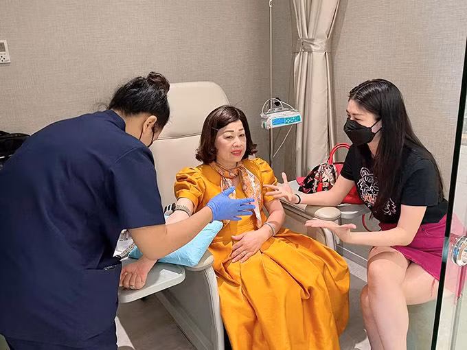 Dang Khoi chi phi '1 can chung cu' moi lan dua 2 me di tri benh-Hinh-12