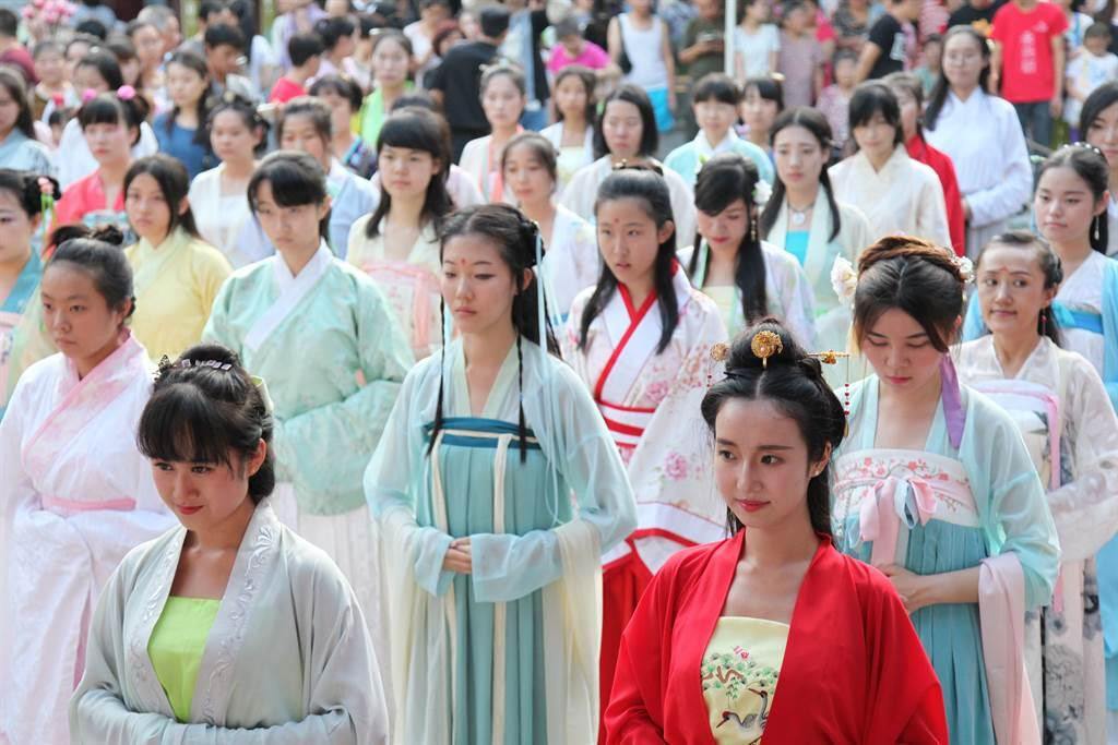 Ngoài ra, bà còn uống sữa mẹ từ nhiều bà vú trong cung để đảm bảo sức khỏe của mình.