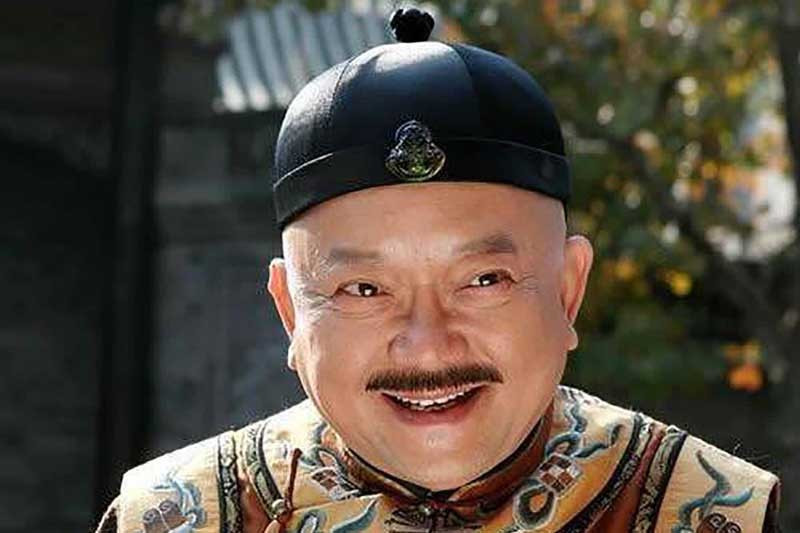 Hòa Thân đã dành nhiều công sức để học cách viết thư pháp giống vua Càn Long vì ông biết rằng vua yêu thích thư pháp. Việc viết giống vua Càn Long đã khiến ông có thiện cảm từ hoàng đế.