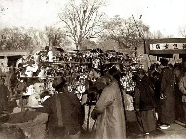 Lý do là những bức hình chụp Từ Hi Thái hậu đã được lưu giữ rất nhiều, nên chúng không còn hiếm và quý giá nữa. Tuy nhiên, tấm hình chợ đồ cổ lại có giá trị lớn trong công việc nghiên cứu văn hóa Trung Quốc cuối thời kỳ nhà Thanh. (Ảnh minh họa)