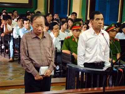 Ông Huỳnh Ngọc Sỹ, nguyên Phó giám đốc Sở GTVT TP.HCM kiêm Trưởng ban Quản lý dự án đại lộ Đông-Tây (áo trắng) từng nhận hối lộ trong dự án ODA.