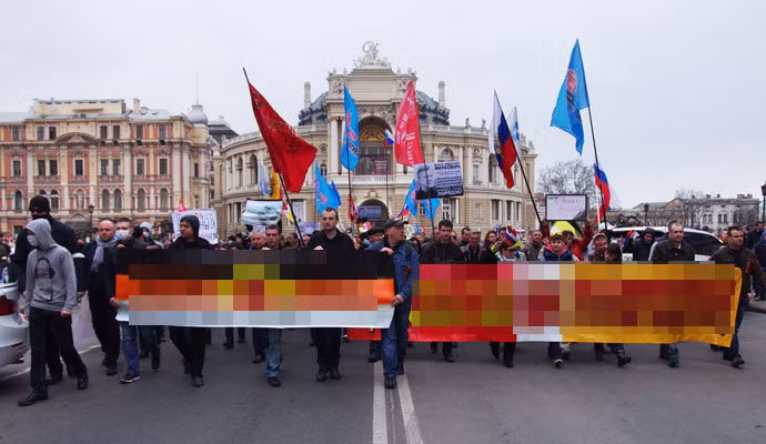 Những người ủng hộ Nga trưng băng rôn biểu tình mang dòng chữ “Odessa vì cuộc trưng cầu dân ý”.