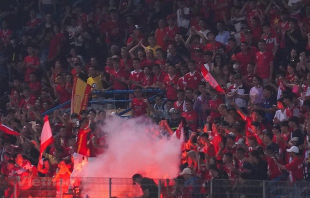 Khởi tố vụ án, tạm giữ 3 đối tượng đốt pháo sáng ở sân Hàng Đẫy Khoi to vu an, tam giu 3 doi tuong dot phao sang o san Hang Day