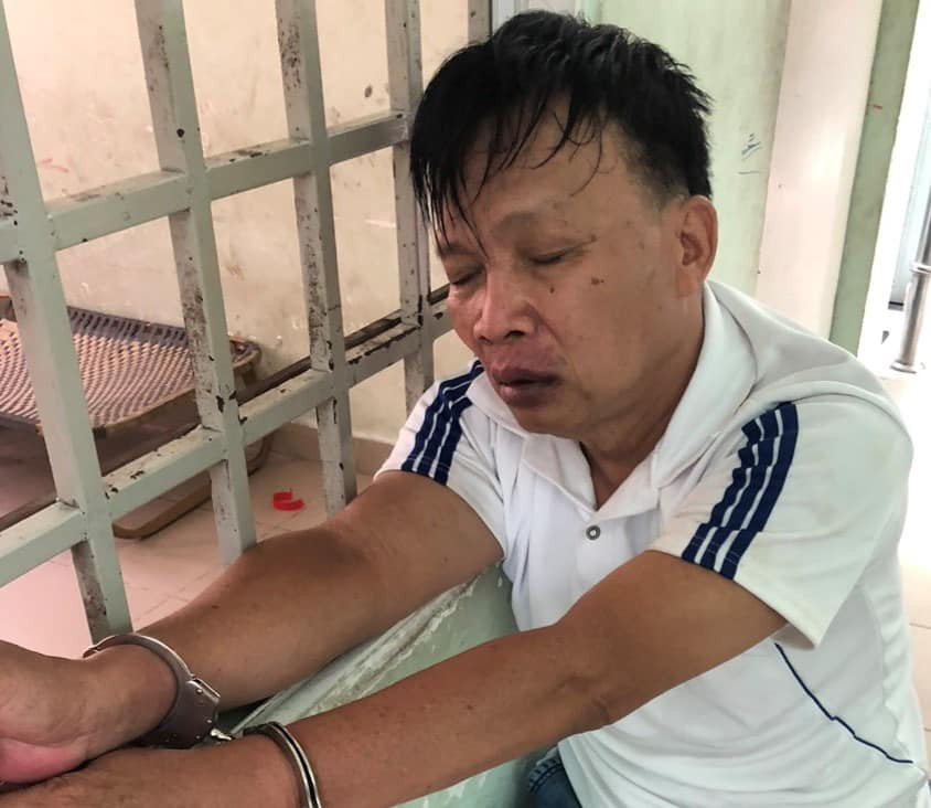 Bat tai xe troi khach nu vao goc cay roi hiep dam