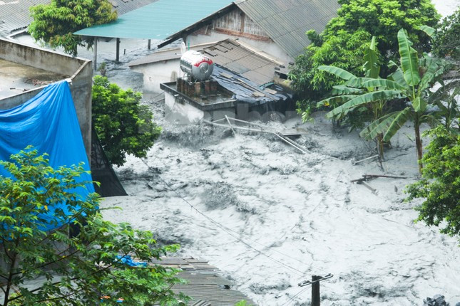 Tuy nhiên, thời điểm nước chảy mạnh, "xộc" thẳng vào khu dân cư phía dưới khiến nhiều người chỉ biết chạy thoát thân. Nhiều tài sản, gia súc bị thiệt hại.
