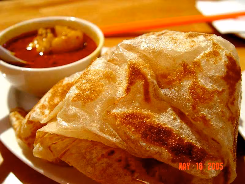 Ăn bánh Roti Canai với cari gà là món ăn phổ biến cho bữa sáng mỗi ngày của người dân Malaysia.