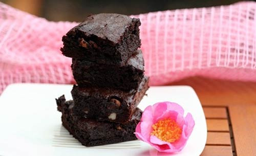 Flavanoids trong socola là chất chống oxy hóa mạnh, giúp vô hiệu hóa các chất độc hại còn gọi là gốc tự do trong cơ thể. Những chất độc hại này có thể xâm nhập vào cơ thể khi người mẹ tiếp xúc với khói thuốc lá và thuốc trừ sâu.