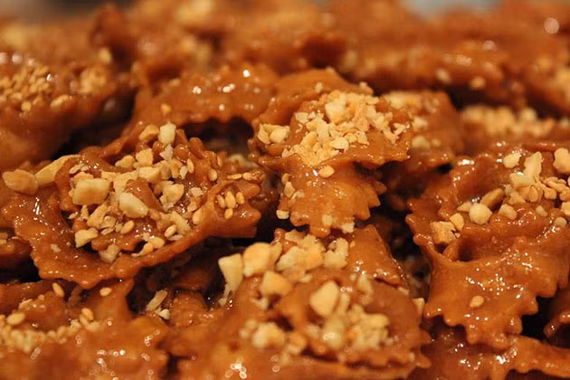 Bánh Shebakia hình bông hoa chiên vàng, thơm vị vừng thơm rắc lên trên.