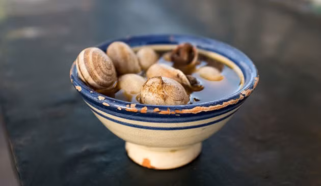 Canh ốc (Ghoulal): Thịt ốc sau khi được lấy ra sẽ được chế với hỗn hợp 15 gia vị khác nhau rồi cho vào nước luộc ốc để trở thành bát canh ốc nóng hổi, thơm lành dậy chút mùi nấm hương tuyệt hảo.