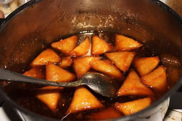 Bánh Briwat ngọt hình tam giác nhồi hạt hạnh nhân chiên giòn.