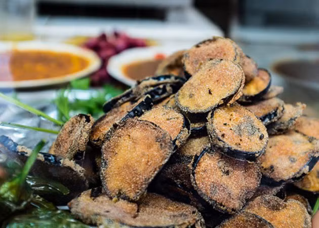 Món cà tím thái lát tẩm bột ớt ngọt hun khói và chiên giòn.