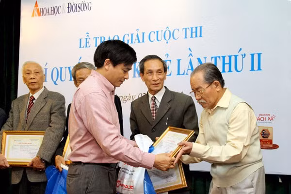 Đại diện Bộ y tế trao giải thưởng.